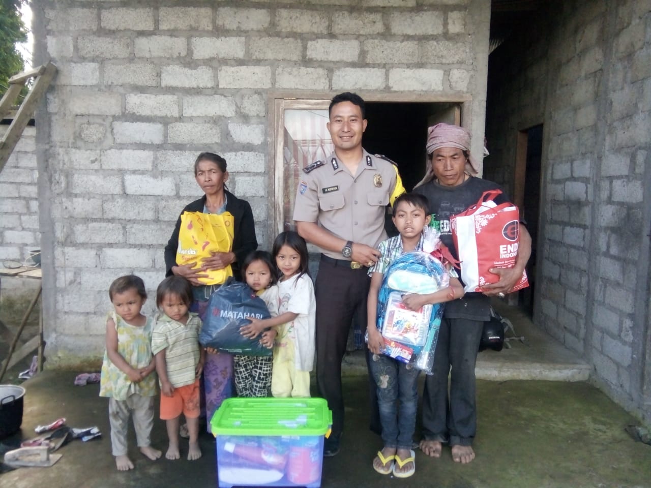 bantuan sembako Jelang Hari Raya Galungan, Bhabinkamtibmas Songan A Berikan Bantuan Sembako Kepada Warga Kurang Mampu/fajarbadung.com