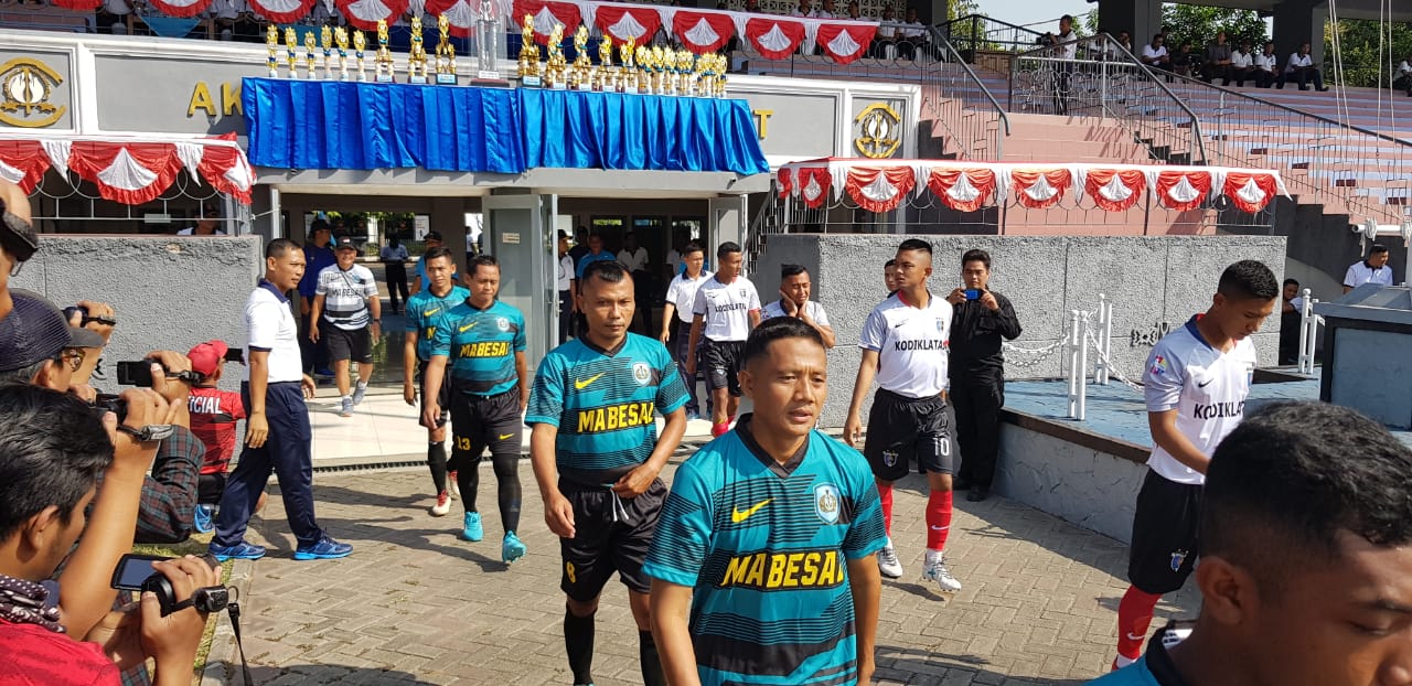 Koamandan STTAL Menghadiri Pembukaan Porwiltim Tahun 2019 Di Lapangan Bola Jala Krida Mandala AAL/fajarbadung.com