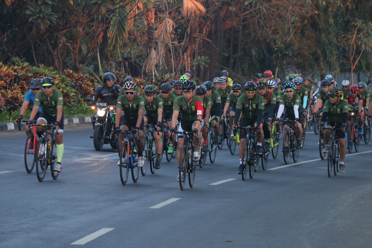 Kodam IX/Udayana Bersama Perkumpulan Bikers Lintas Daerah Gelar Gowes Road Bike 80 KM/fajarbadung.com
