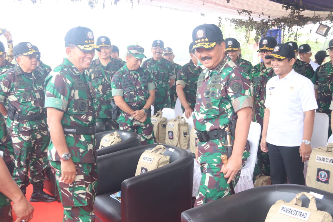 Panglima TNI Tinjau Fire Power Demo Di Puncak Latihan Angkasa Yudha 2019/fajarbadung.com