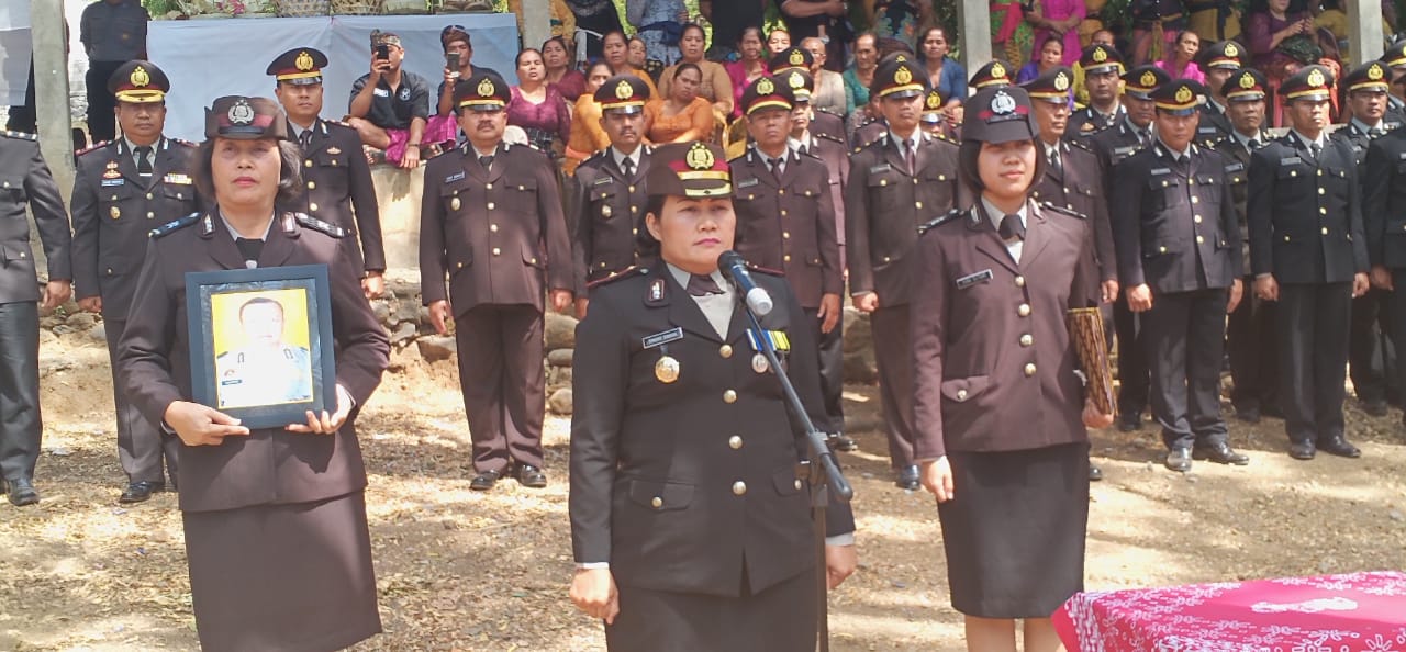 ratusan pelayat Ratusan Pelayat Mengiringi Upacara Perabuan Jenazah I Made Mahaimbawan/fajarbadung.com