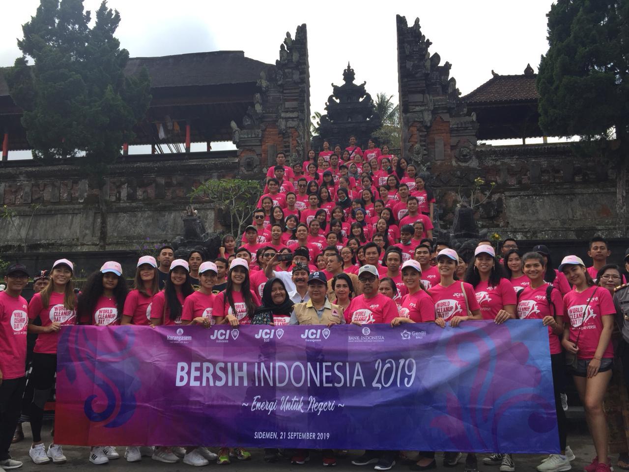 bersih indonesia Peduli Lingkungan, 14 Finalis Putri Sejagat Ikut World Clean Up Day di Karangasem Bali/fajarbadung.com
