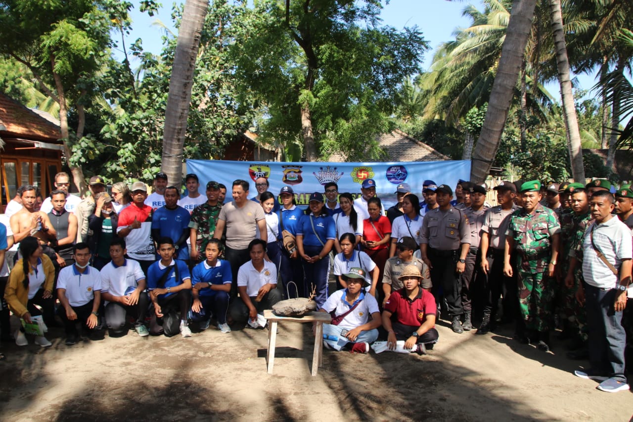 bersih pantai2 Polres Karangasem Laksanakan Bersih-Bersih Pantai Dalam Rangka Memperingati Hari Pariwisata Internasioanal/fajarbadung.com