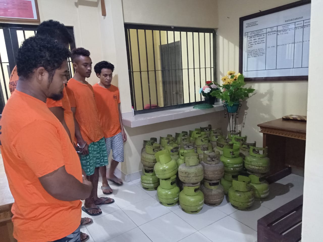 curi tabung gas 5 Pelaku Gelapkan 53 Tabung Gas Di Tangkap Polsek Abiansemal/fajarbadung.com