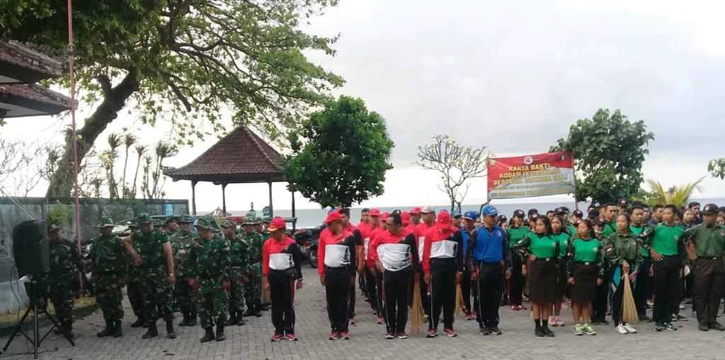 Jelang Hut Ke 74 TNI, Kodim Karangasem Bersama Masyarakat Gelar Karya Bakti Bersih Sampah Plastik/fajarbadung.com