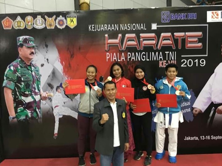 srikandi Srikandi Brimob Polda Bali Raih Mendali Emas di Kejuaraan Nasional Karate Piala Panglima TNI ke VIII 2019/fajarbadung.com