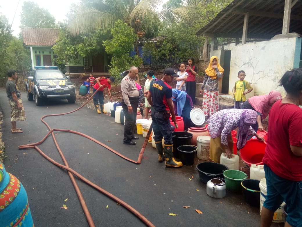 bantuan air bersih Musim Kemarau yang Cukup Panjang, Polsek Kintamani Bantu Penyaluran Air Bersih/fajarbadung.com