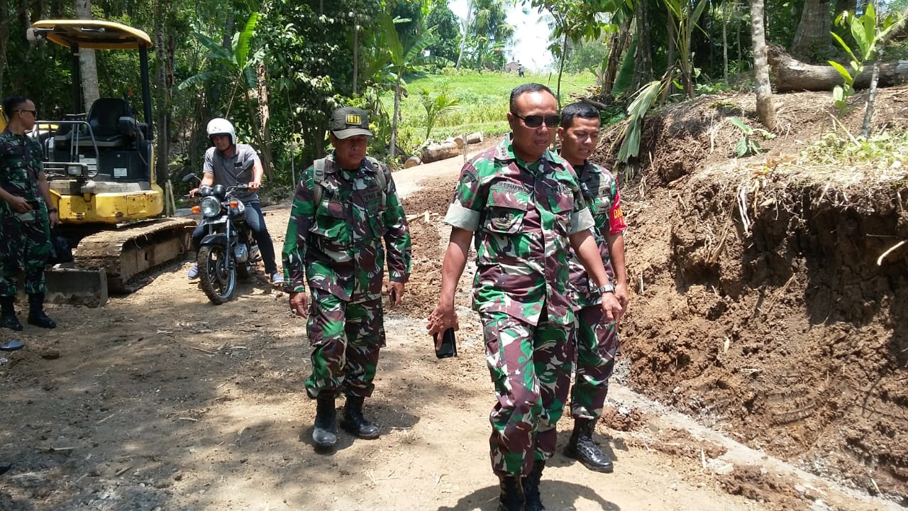 cek kesiapan penutupan Danrem 163 Wira Satya Tinjau TMMD dan Kesiapan Menjelang Upacara Penutupan/fajarbadung.com