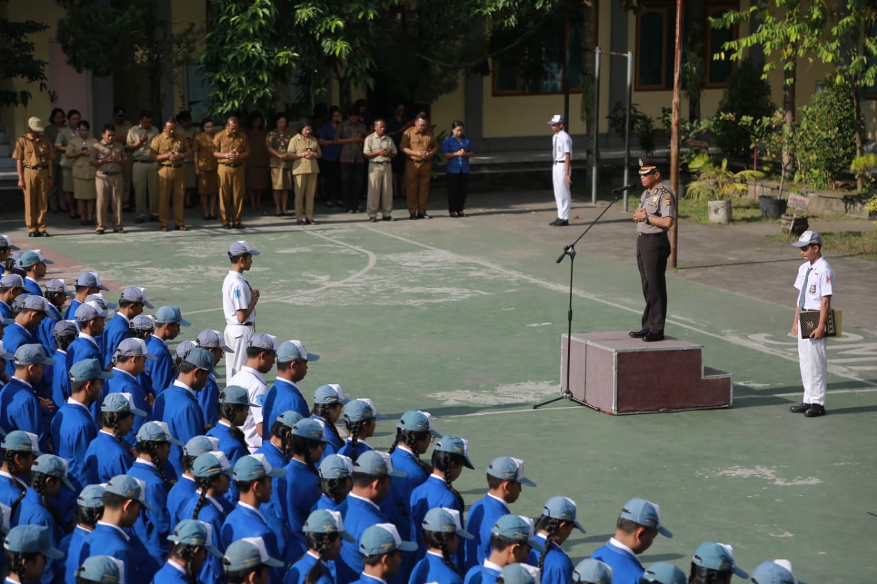 inspektur upacara Cegah Kenakalan Remaja dan Informasi Hoax, Personel Polres Jadi Inspektur Upacara di SMA/SMK se-Bangli/fajarbadung.com