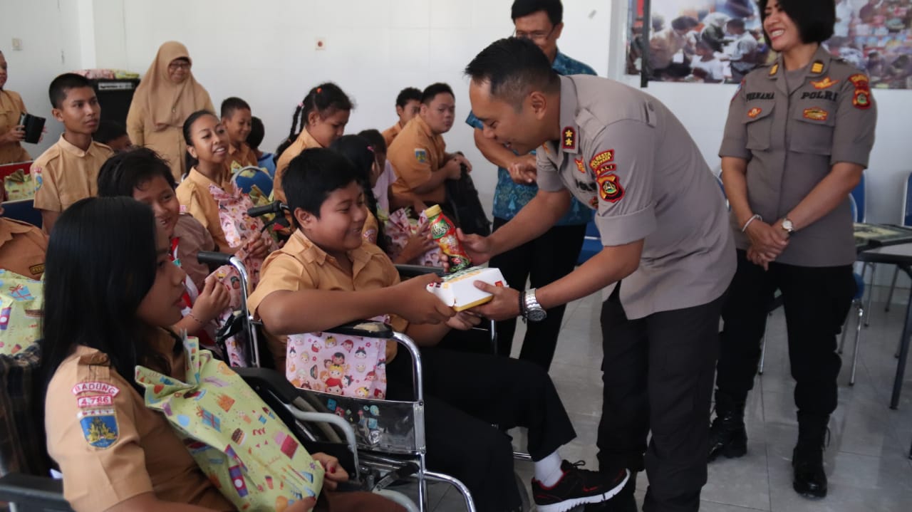 peduli sesama polresta Peduli Kasih Polresta Denpasar Kunjungi Yayasan Pembinaan Anak Cacat Jimbaran/fajarbadung.com