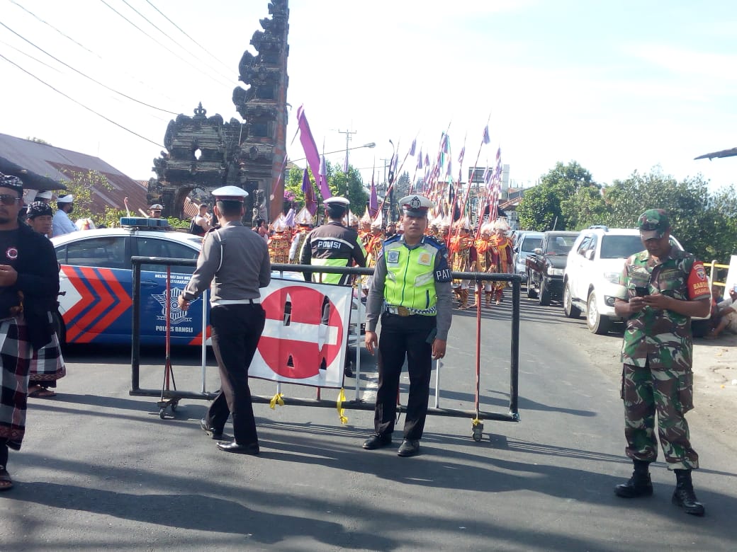 rekayasa lalin Polisi Lakukan Rekayasa Lalu Lintas Saat Puncak Karya Ngusaba di Pura Tuluk Biyu Batur/fajarbadung.com