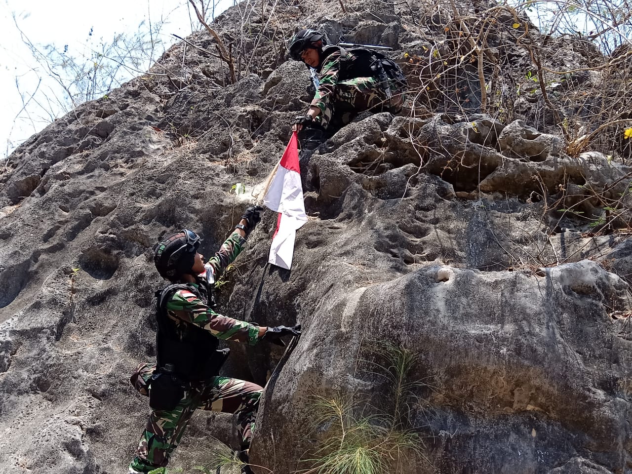 rony oktober 33 Terjalnya Bukit dan Curamnya Lembah Tak Memupus Semangat Personil Satgas Yonif Raider 142/KJ Dalam Memastikan Patok Batas RI-RDTL/fajarbadung.com