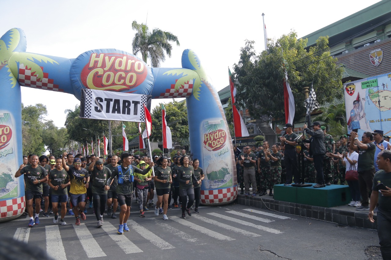 serka dewa 2 Pangdam Bersama Wagub Bali Berangkatkan Even “Run For Bali” 374 Km/fajarbadung.com
