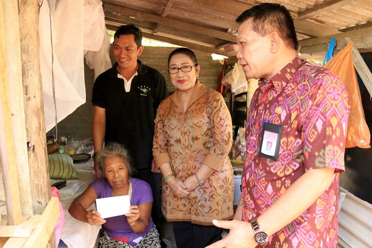 dinsos premprov Tinggal di Gubuk Tak Layak Huni, Ny Putri Haryani dan Dinsos Bali Fasilitasi Bantuan untuk Lansia I Wayan Keten-Marniah/fajarbadung.com