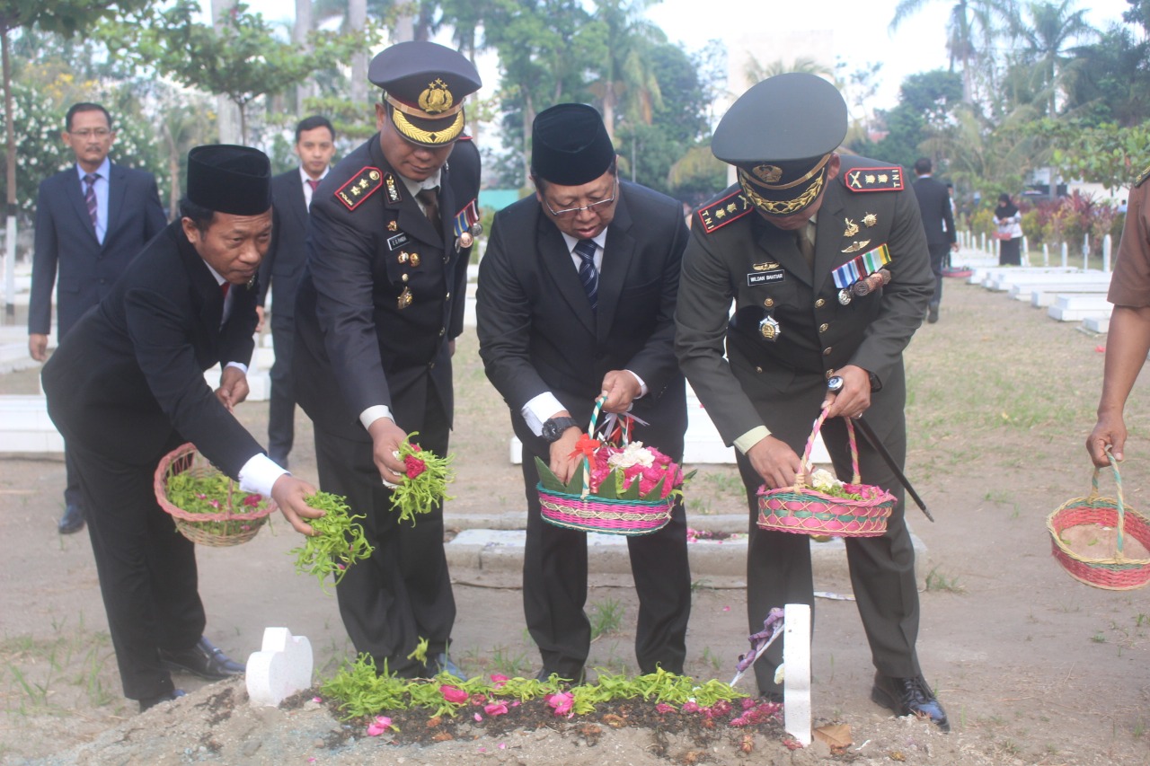 Peringatan Hari Pahlawan, Dandim Pimpin Apel Ziarah di TMP Rejoagung Tulungagung/fajarbadung.com