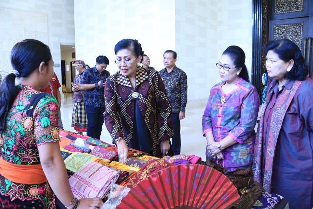 ny putri koster 'pesona tenun 2019 Ny. Putri Koster: Kain Tenun Sebagai Warisan Leluhur Perlu Dilestarikan dan Dikembangkan/fajarbadung.com