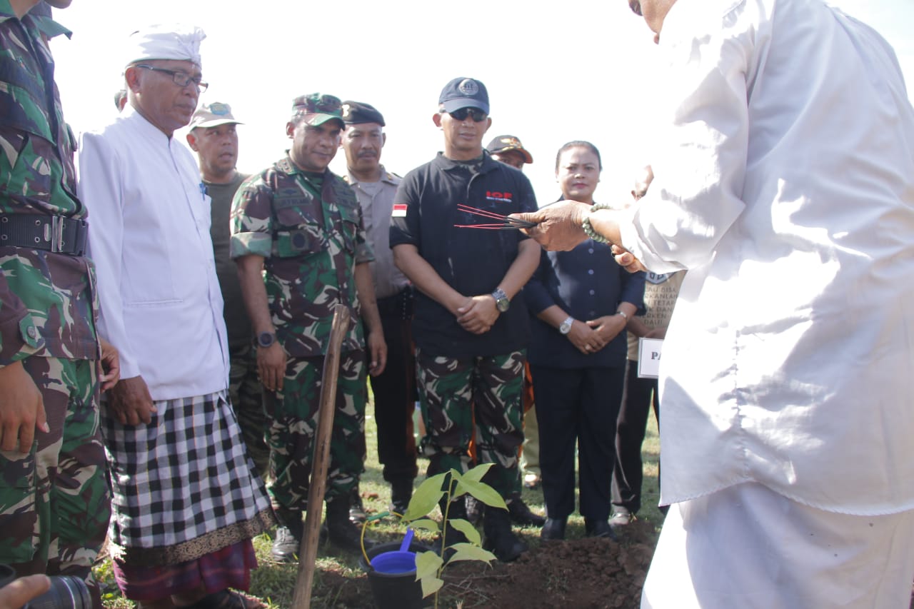 tanam pohon 2 Peringati Hari Juang TNI AD 2019, TNI dan Komunitas IOF Gelar Penghijauan Dan Offroad/fajarbadung.com