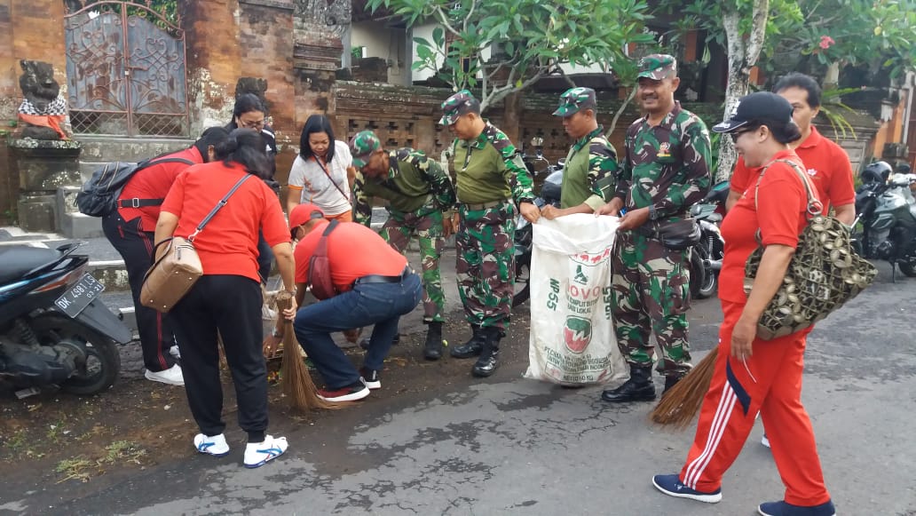 jumat bersih Jumat Bersih, Aparat Pemerintah, TNI-Polri Dan Masyarakat Gotong Royong Di Desa Siangan Gianyar/fajarbadung.com