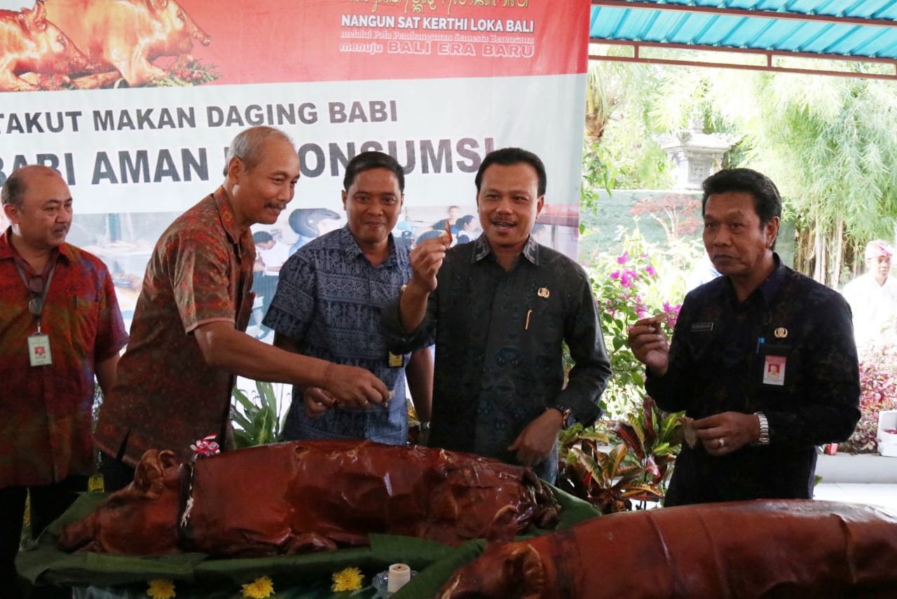 Yakinkan Konsumen, Ratusan ASN di Bali Rame-Rame Makan Daging Babi/fajarbadung.com