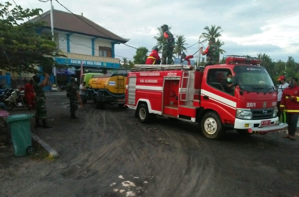 koramil nusa penida Koramil Nusa Penida Bersama Aparat Kecamatan Melakukan Penyemprotan Disinfektan/fajarbadung.com