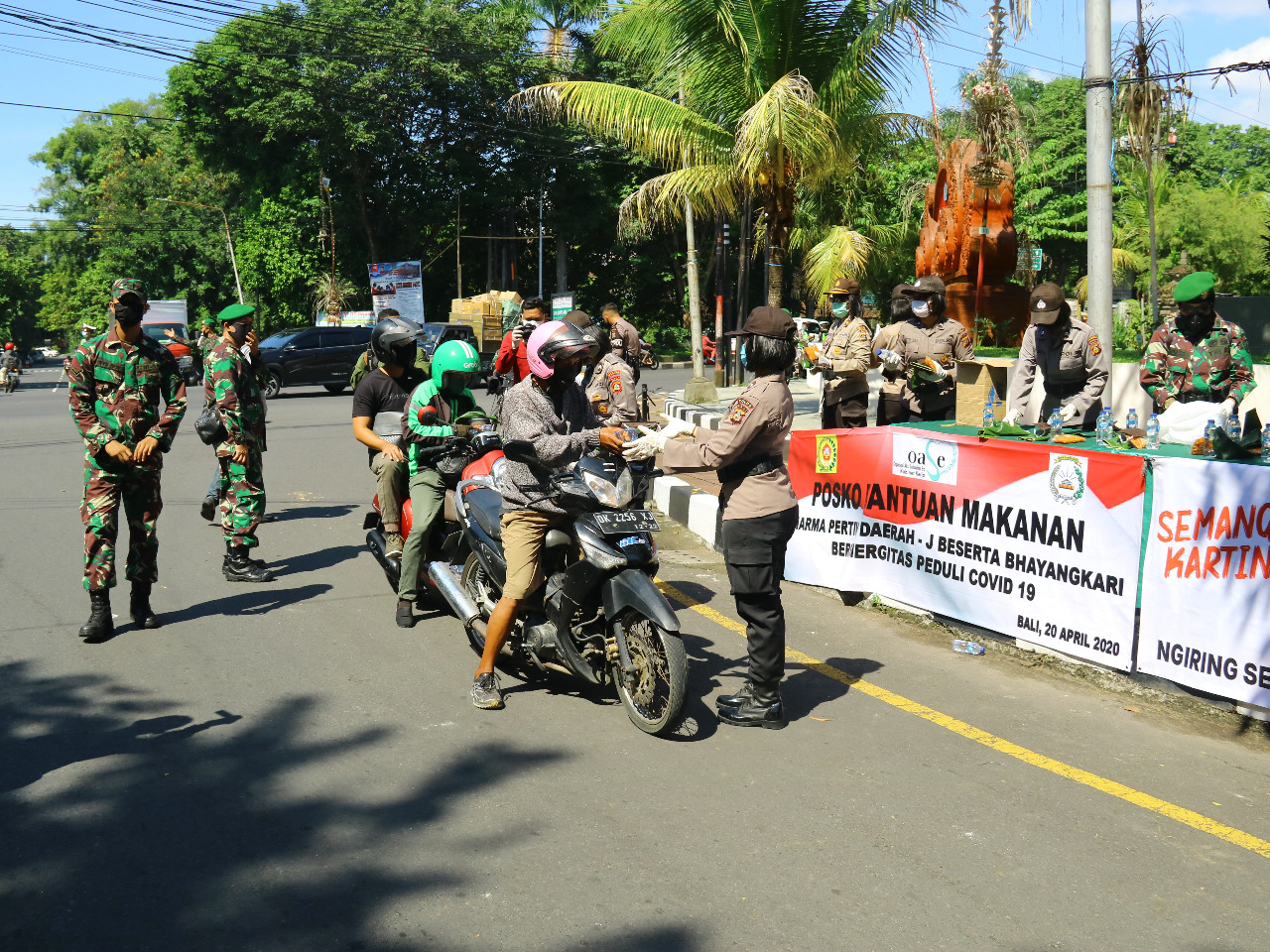 korem ws april 17 Kodam IX/Udayana-Polda Bali Bagikan 500 Nasi Bungkus/fajarbadung.com