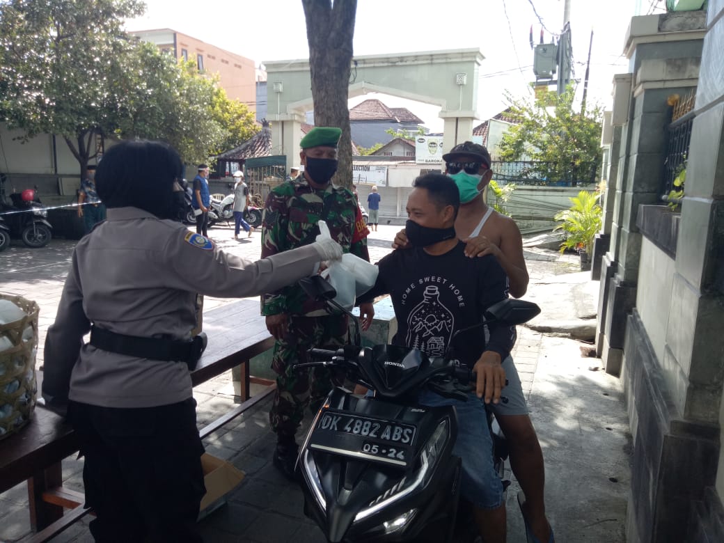korem ws april 18 Bhakti Sosial dan Peduli Kasih, TNI-Polri Bersama Kecamatan Denbar Bagikan 1000 Bungkus Nasi/fajarbadung.com
