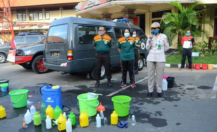 polda bali april 9 Cegah Covid-19 Sat Brimob Polda Bali Bersama Rumah Sakit Bhayangkara Denpasar Gelar Sterilisasi di Polda Bali/fajarbadung.com
