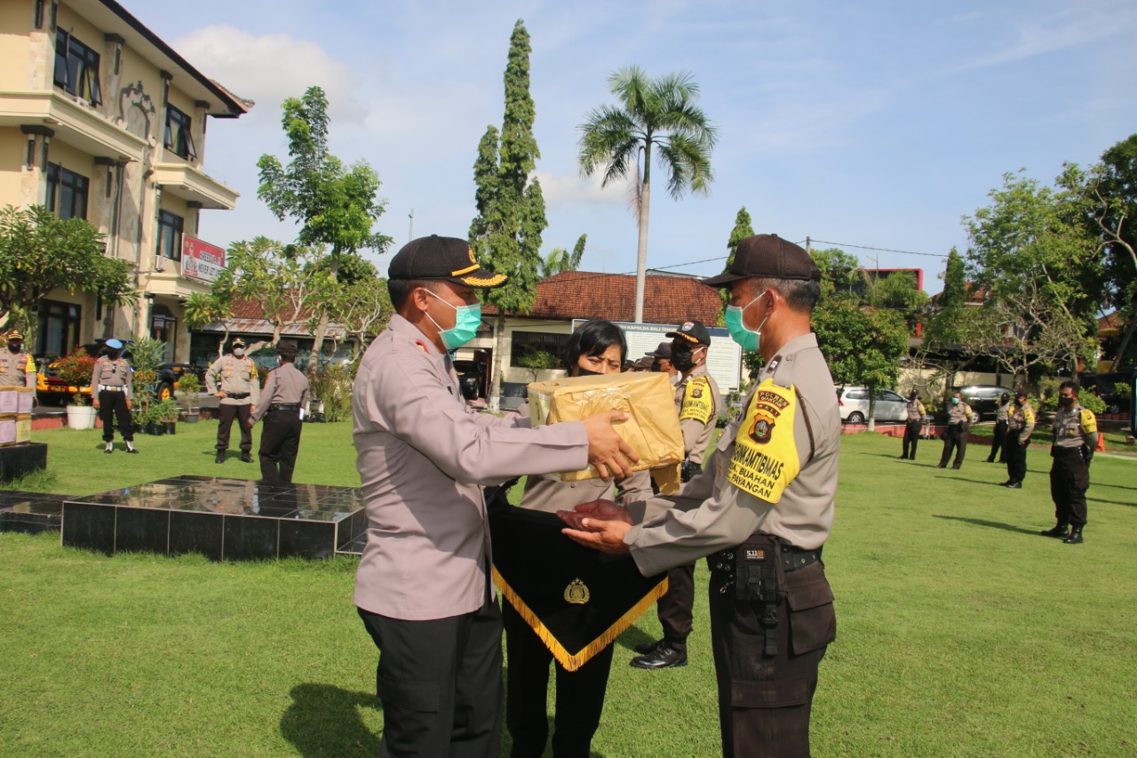 polres gianyar april 3 Kapolres Gianyar Menyerahkan Tali Kasih dari Kapolda Bali/fajarbadung.com