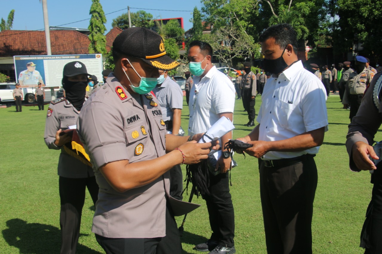 polres gianyar april Kapolres Gianyar Bagikan Masker Kain Terhadap Personil Polres Gianyar/fajarbadung.com