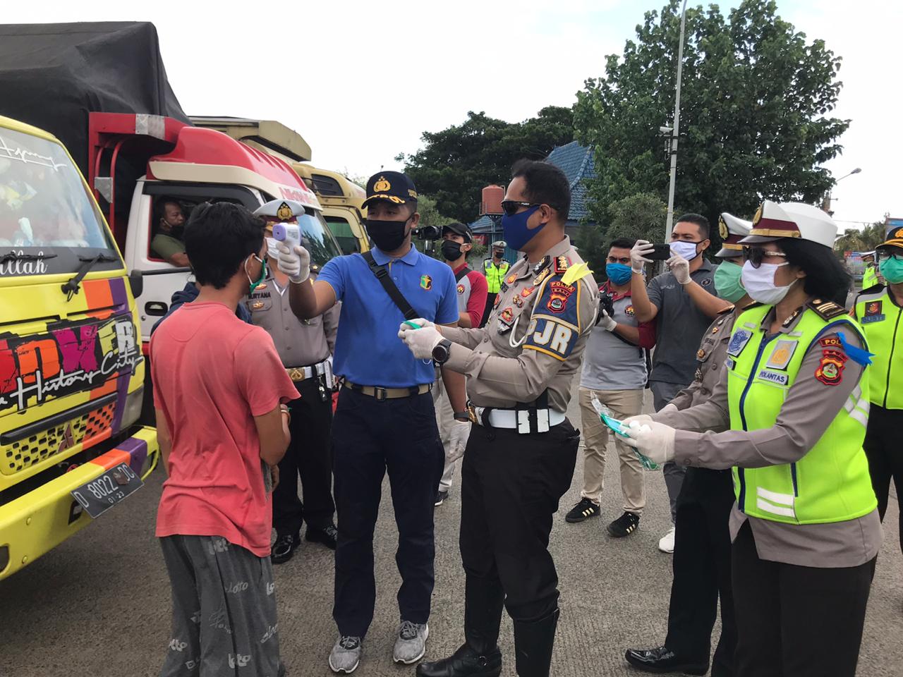 polres jembrana april 6 Polres Jembrana Berkolaborasi dengan Polda Bali Bagi - Bagi Masker dan Paket Sembako di Pelabuhan Gilimanuk/fajarbadung.com