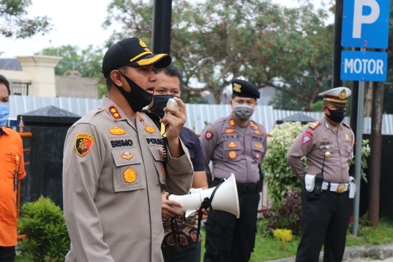 polres majalengka 2 Kapolres Majalengka Pimpin Apel Pastikan Personel Kawal Bansos dan Memastikan Bansos Tepat Sasaran/fajarbadung.com
