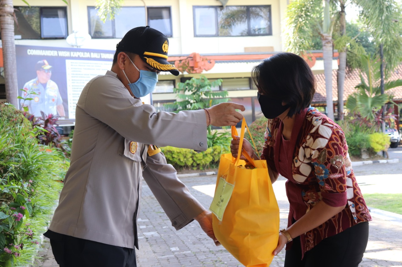 polres tabanan april 4 Kapolres Tabanan Serahkan Sembako Peduli Kasih Kapolda Bali Kepada PHL Polres Tabanan/fajarbadung.com