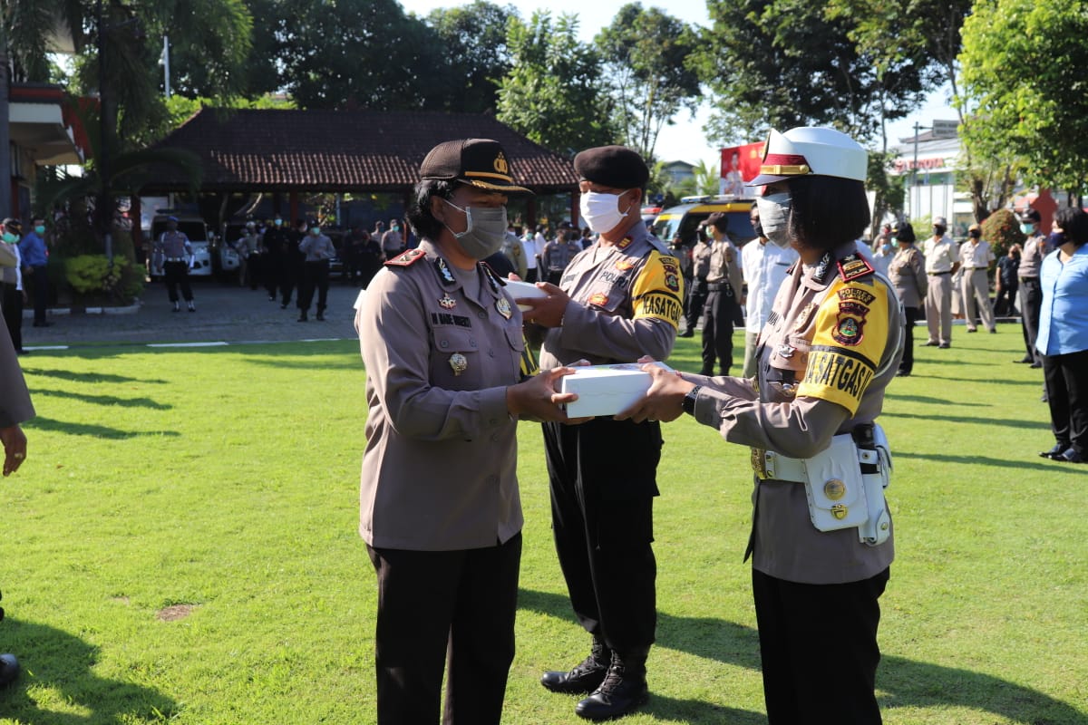 polres tabanan april2 Wakapolres Tabanan bagikan Masker pemberian Pemda Tabanan/fajarbadung.com