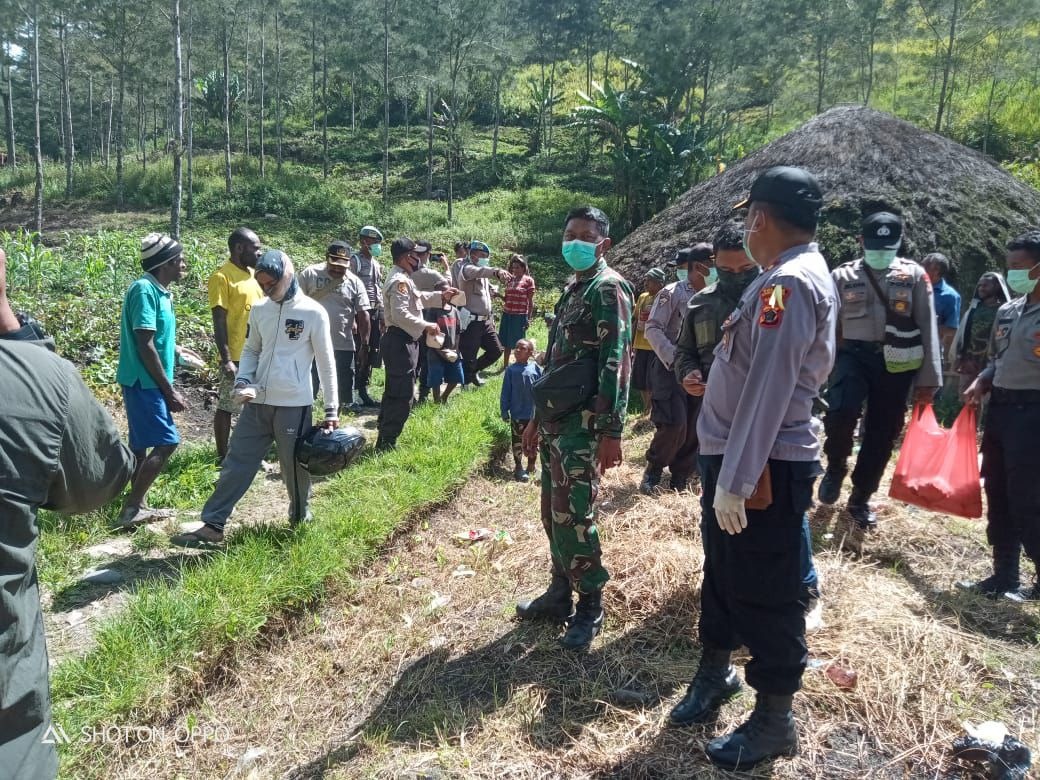 warga terima nasi bungkus Warga Tiom Terima Nasi Bungkus dari TNI-Polri/fajarbadung.com