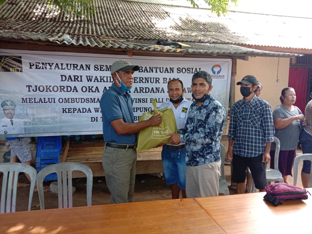 Pena NTT bagikan sembako Perhimpunan Jurnalis (Pena) NTT Bali Salurkan Paket Sembako ke Warga Kampung Flores di Tanjung Benoa Bali/fajarbadung.com