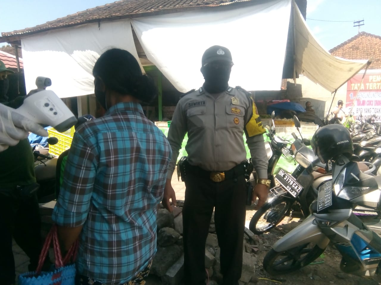 aiptu i wayan suwitra Aiptu I Wayan Suwitra Lakukan Sosialisasi Pencegahan Covid-19 /fajarbadung.com