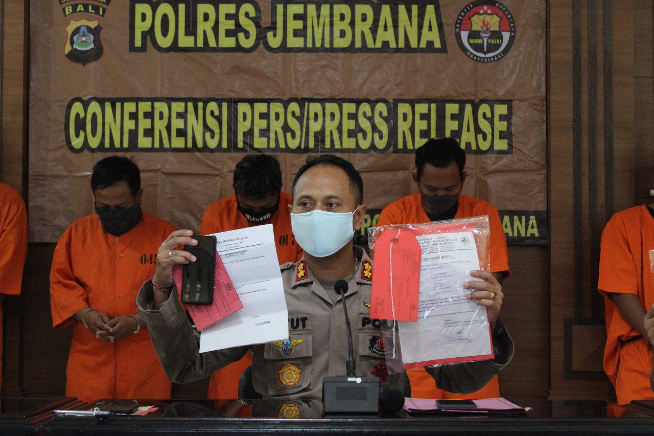 arnold mei 37 Gunakan Surat Keterangan Kesehatan Palsu Covid-19 untuk Lolos ke Bali, Tiga Pelaku Ditangkap Polisi/fajarbadung.com