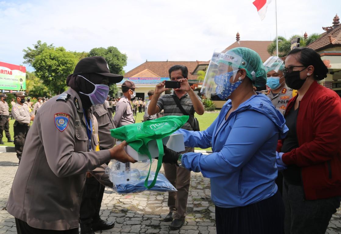 pemkab tabanan mei 3 Bupati Eka Bagikan APD Buatan Putra Putri Daerah kepada Seluruh Babinkamtibmas di Tabanan/fajarbadung.com
