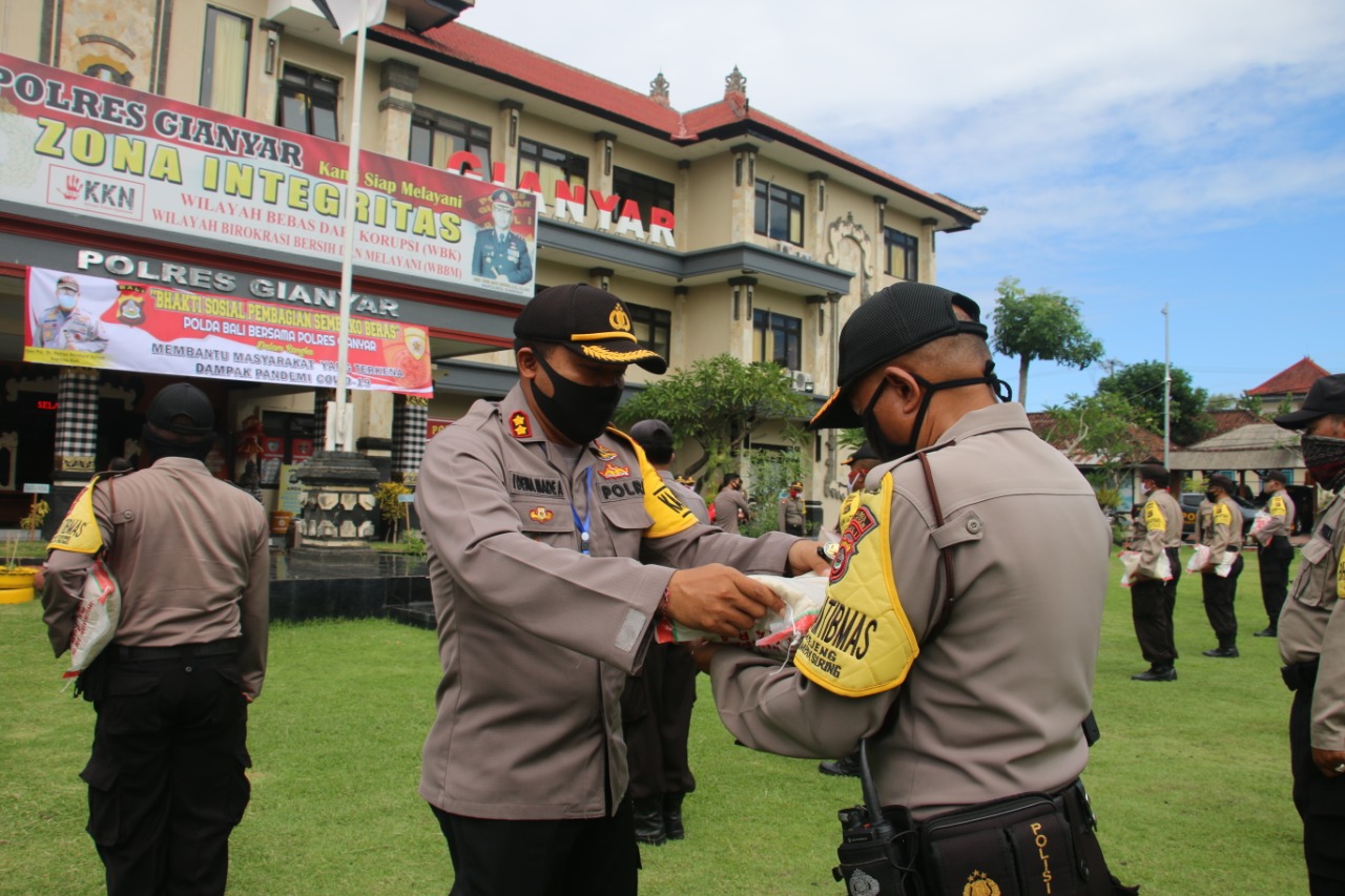 polres gianyar mei Kapolres Gianyar Serahkan Bantuan Beras dari Kapolri Kepada Masyarakat yang Membutuhkan/fajarbadung.com