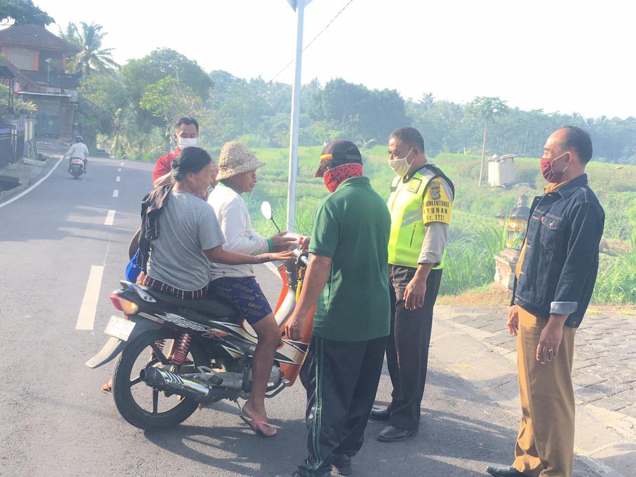 tegur warga Bhabinkmatibmas Wayan Puasa Tegur Masyarakat Tanpa Masker/fajarbaudng.com