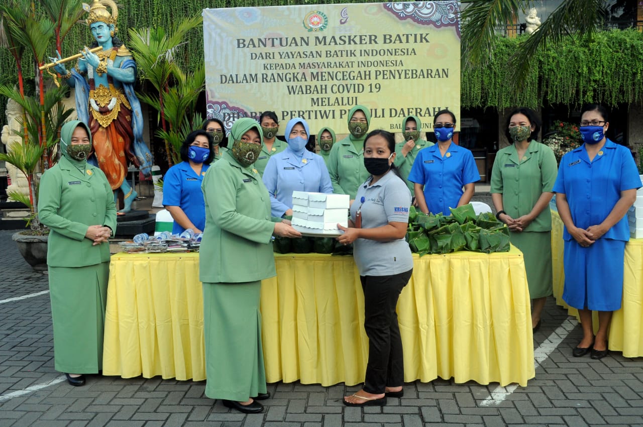 kodam udayana juni 3 Gandeng YBI, Dharma Pertiwi Daerah J Bagikan Masker Batik serta Nasi Bungkus dan Air Mineral Kepada Mayarakat/fajarbadung.com