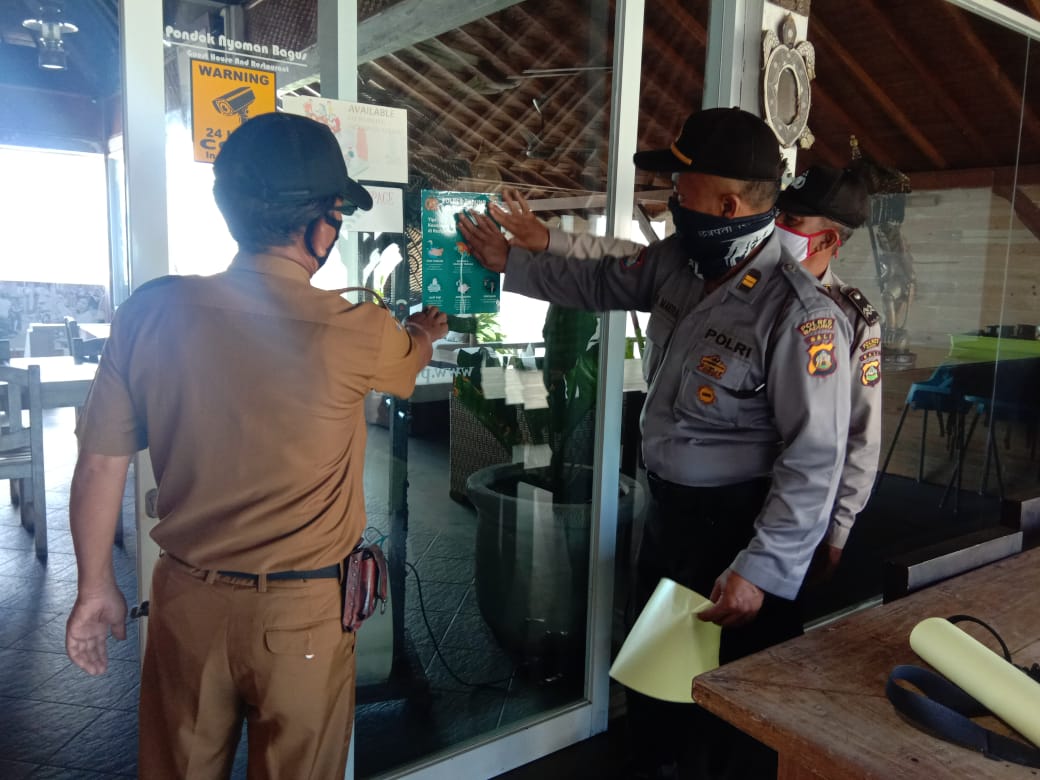 polres badung juni 2 Unit Binmas Polsek Mengwi Pasang Brosur Pra New Normal/fajarbadung.com