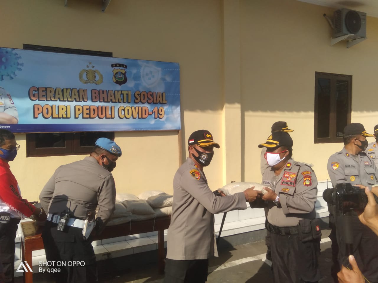 polres bleleng juni Polres Buleleng Serahkan Beras Polri Sebanyak 20 Ton Kepada Masyarakat yang Terdampak Covid- 19/fajarbadung.com