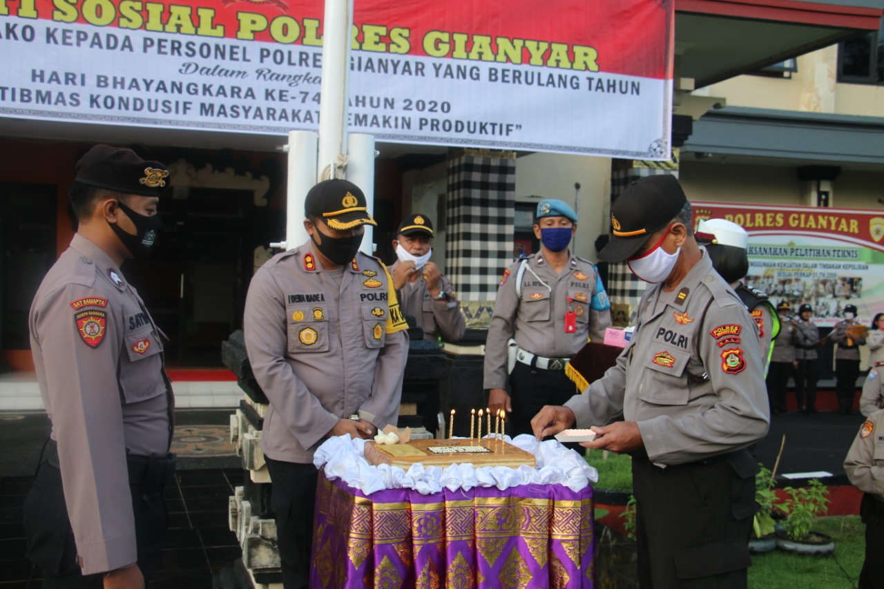polres gianyar juni 2 Polres Gianyar Gelar Baksos, Bagikan Sembako kepada Personil yang Berulang Tahun/fajarbadung.com