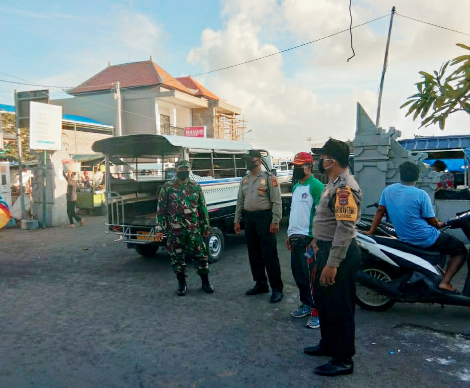 ajak warga disiplin TNI-Polri Ajak Warga Disiplin Melaksanakan Protokol Kesehatan/fajarbadung.com