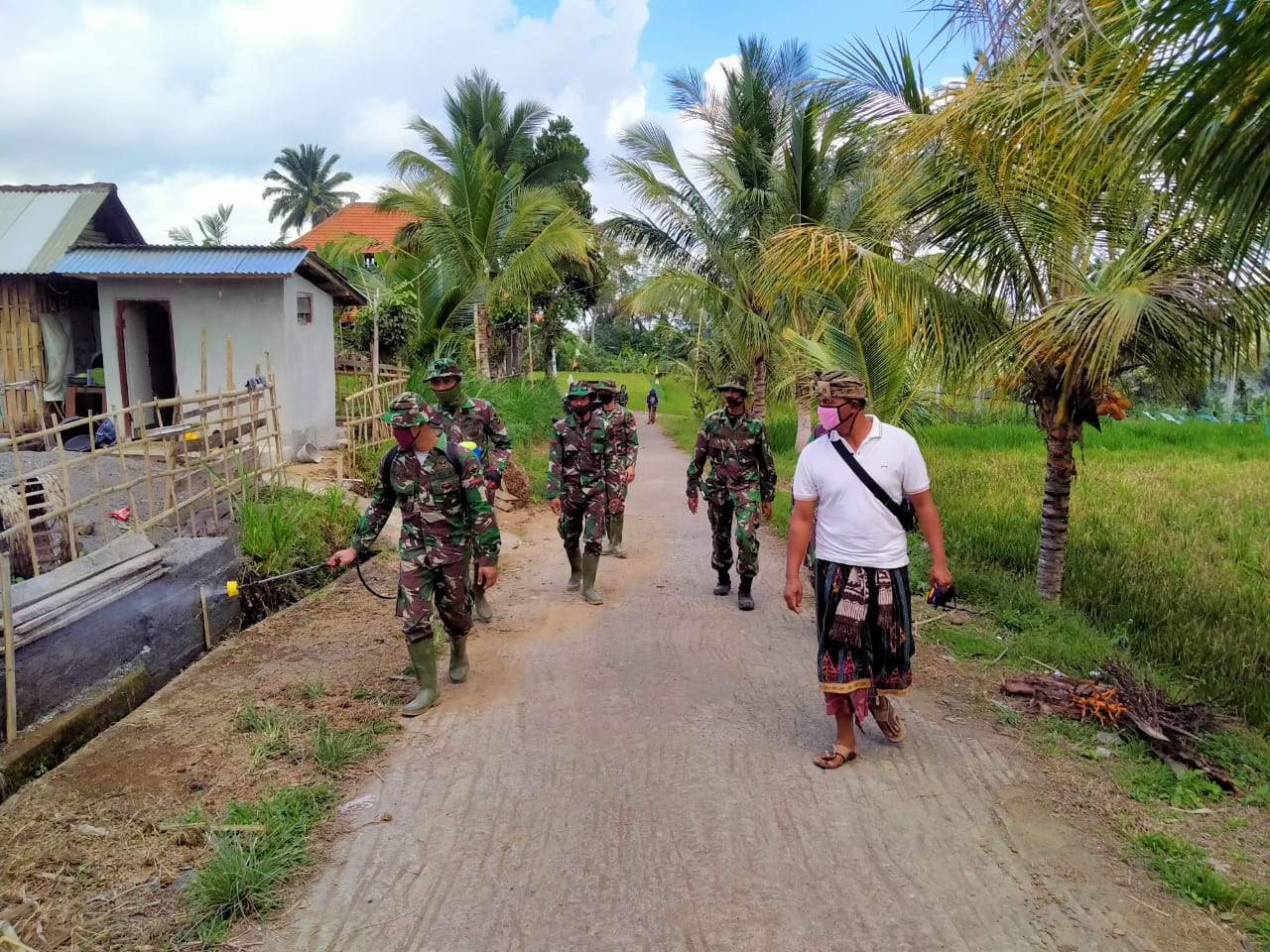 kodim gianyar juli Cegah Penyebaran COVID-19, Satgas TMMD Lakukan Penyemprotan Disinfektan dan Sosialisasi Protokol Kesehatan/fajarbadung.com
