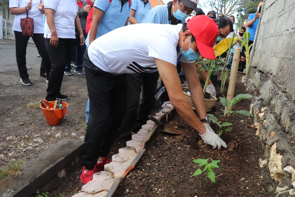 pemkab badung juli 24 Berpartisiapasi dalam Program Mandiri Lorong Garden, Wabup Suiasa Apresiasi Masyarakat Dalam Melaksanakan Urban Farming/fajarbadung.com