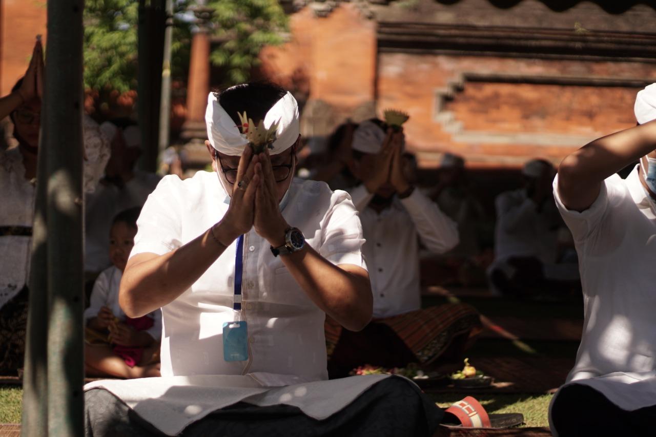 pemkab badung juli 4 Khusuk, Persembahyangan Hari Raya Saraswati di Pura Lingga Bhuwana/fajarbadung.com