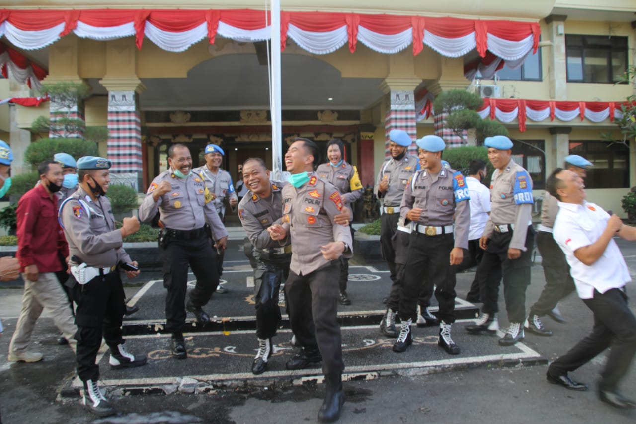 polres badung juli 22 Kapolres Roby Siram Kasipropam, di Halaman Mapolres/fajarbadung.com