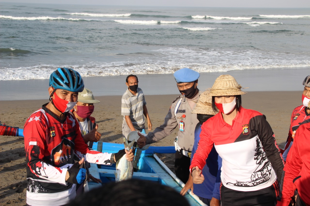 polres badung juli 26 Jaga Ketahanan Pangan, Sambil Gowes Kapolres Badung Temui Nelayan/fajarbadung.com